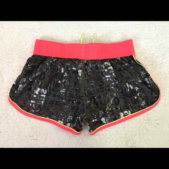 “UNDER ARMOUR” Ladies Running Shorts - Picture 4 of 4